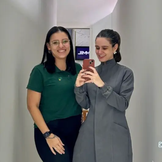 Paciente sorrindo após tratamento